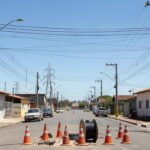 Postes de eletricidade em rua residencial no Paranoá, indicando manutenção programada de energia.