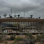 Edifício da CLDF em Brasília com equipamentos de transmissão, expondo ineficiências legislativas no DF.