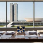 Edifício governamental em Brasília com documentos de projeto de lei para empréstimo de R$ 6,6 bilhões ao BRB.