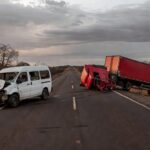 Colisão entre van e carreta na BR-020, veículos danificados na rodovia entre Planaltina e Formosa, com paisagem de cerrado.