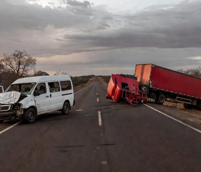 Colisão entre van e carreta na BR-020, veículos danificados na rodovia entre Planaltina e Formosa, com paisagem de cerrado.