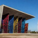 Igreja moderna em Brasília representando o programa Igreja Legal do GDF, com entrega de escrituras a entidades religiosas.