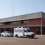 Viaturas da Polícia Militar do DF em frente a escola em Brasília, representando afastamento de agentes.
