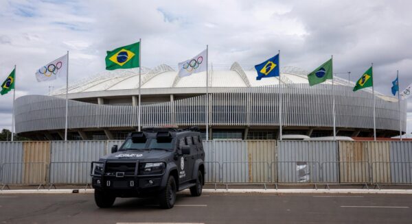 Viatura da polícia do DF perto do Congresso Nacional com elementos de olimpíadas esportivas em meio a crise de segurança.