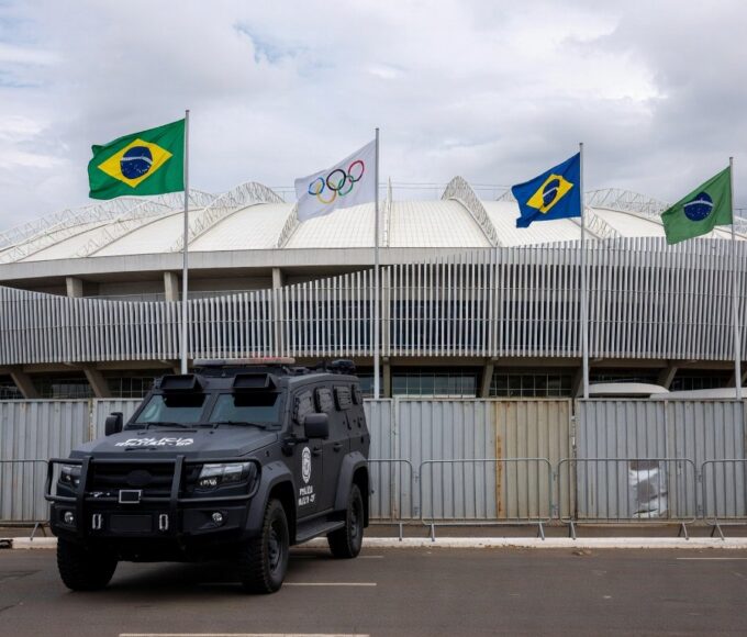 Viatura da polícia do DF perto do Congresso Nacional com elementos de olimpíadas esportivas em meio a crise de segurança.