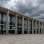 Fachada da Câmara Legislativa do DF em Brasília, com céu nublado, representando debate sobre atrasos na luta contra supremacismo.