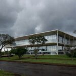 Edifício da CLDF em Brasília sob céu nublado, representando críticas ao BRB por falta de transparência.