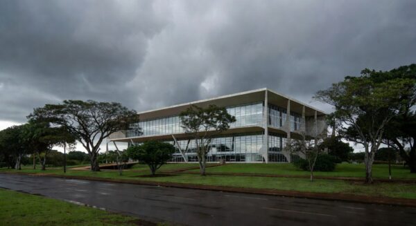 Edifício da CLDF em Brasília sob céu nublado, representando críticas ao BRB por falta de transparência.