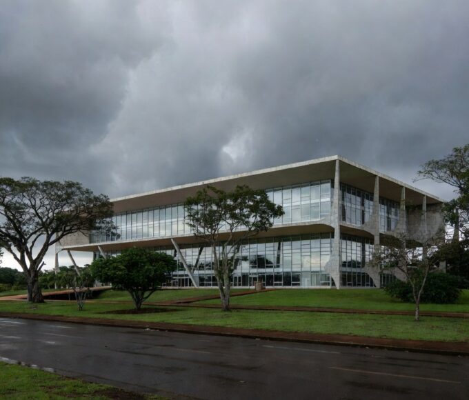 Edifício da CLDF em Brasília sob céu nublado, representando críticas ao BRB por falta de transparência.