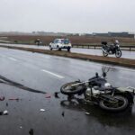 Cena de acidente de moto na rodovia Epia no DF, com motocicleta caída e viaturas de emergência, representando tragédia familiar.