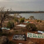 Paisagem da Serrinha do Paranoá com faixas de protesto ambiental, em Brasília, após aprovação da CLDF para capitalização do BRB.