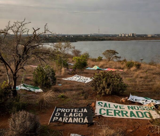 Paisagem da Serrinha do Paranoá com faixas de protesto ambiental, em Brasília, após aprovação da CLDF para capitalização do BRB.