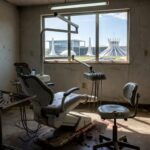 Clínica odontológica pública em Brasília com equipamentos desgastados, expondo falhas no apoio à saúde bucal pela CLDF e CRO-DF.