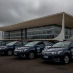 Viaturas da Polícia Civil do DF em frente à Câmara Legislativa, representando apoio a projeto de previdência e denúncias de falhas no sistema.