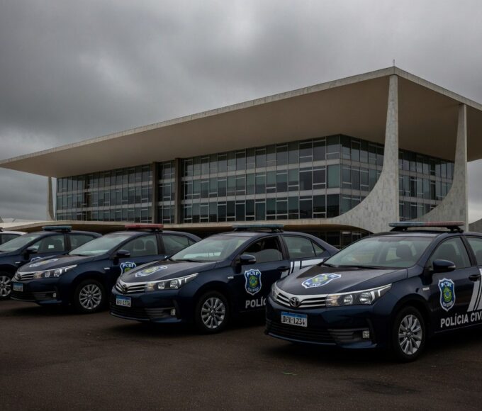 Viaturas da Polícia Civil do DF em frente à Câmara Legislativa, representando apoio a projeto de previdência e denúncias de falhas no sistema.