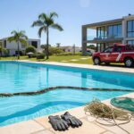 Jibóia em piscina residencial no Paranoá, com viatura de bombeiros ao fundo para resgate.