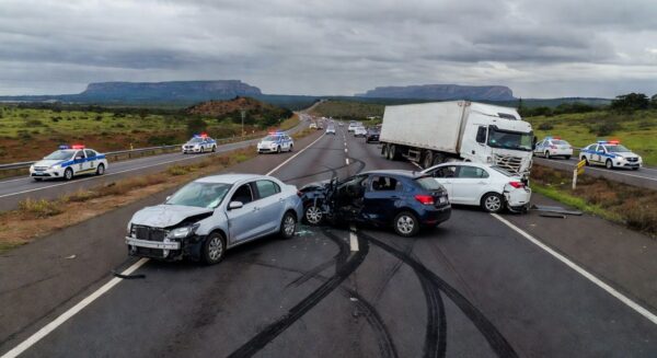 Cena de acidente com quatro veículos na rodovia DF-150 em Sobradinho, Distrito Federal, com viaturas da polícia presentes.