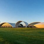 Campus universitário moderno em Brasília, representando crescimento no ensino superior público do DF.