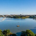 Vista do Lago Paranoá em Brasília, simbolizando suspensão de licitação para ponte.