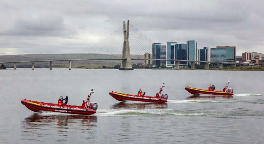 Barcos dos Bombeiros no Lago Paranoá em busca de homem desaparecido após mergulho.