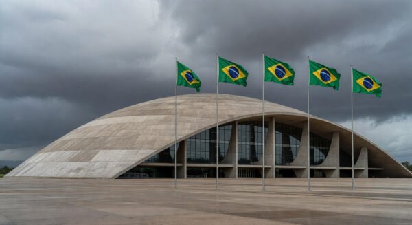 Edifício da CLDF em Brasília com bandeiras, simbolizando Prêmio Marielle Franco e críticas a retrocessos em direitos humanos.
