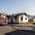 Casa danificada por incêndio no Paranoá, com viaturas de bombeiros controlando o fogo sem vítimas.