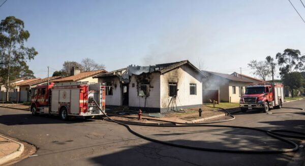 Casa danificada por incêndio no Paranoá, com viaturas de bombeiros controlando o fogo sem vítimas.