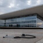 Hospital público em Brasília com ambulâncias e viaturas policiais, representando colapso na saúde e insegurança no DF.