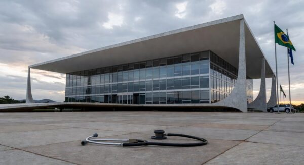 Hospital público em Brasília com ambulâncias e viaturas policiais, representando colapso na saúde e insegurança no DF.