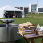 Evento em Brasília com bebedouros obrigatórios, destacando elevação de custos para organizadores.