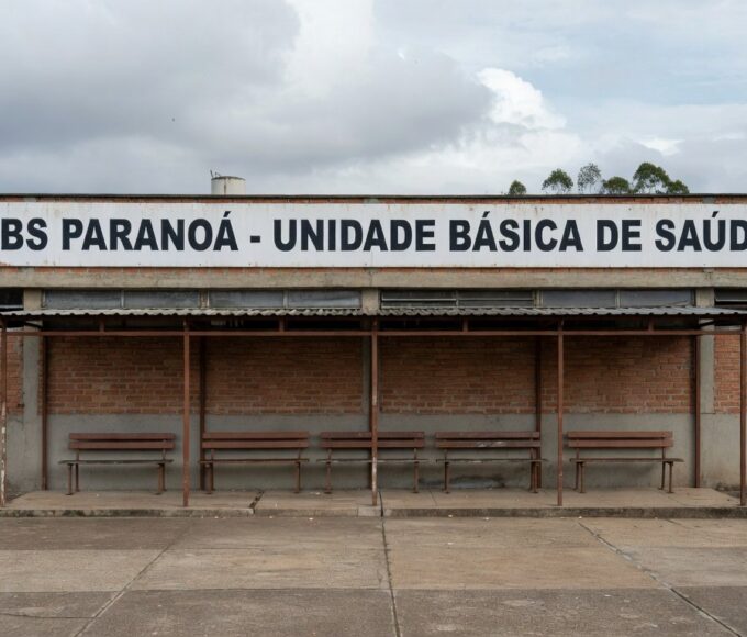 Fachada de unidade de saúde no Paranoá com bancos vazios, ilustrando espera prolongada em atendimento médico.