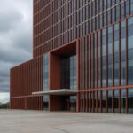 Hospital moderno em Brasília com ambulância na entrada, simbolizando internação por broncopneumonia bacteriana.