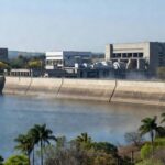 Vista da Usina Hidrelétrica do Paranoá em Brasília, impulsionando sustentabilidade no DF.