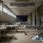 Auditório vazio na CLDF com banners do Dia Mundial das Doenças Raras, expondo negligência em evento.