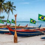 Canoas polinésias em praia brasileira com troféu, representando vitória da equipe Super Kongs no Campeonato Brasileiro de Canoa Polinésia.