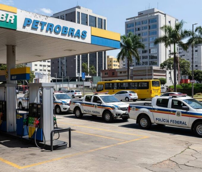 Posto de gasolina com viaturas da Polícia Federal investigando preços abusivos de combustíveis no Brasil.