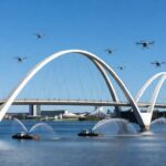 Drones limpando a Ponte JK com água do Lago Paranoá em Brasília.