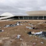 Área ambiental degradada no DF com edifício da CLDF ao fundo, destacando ineficácia em fiscalização.