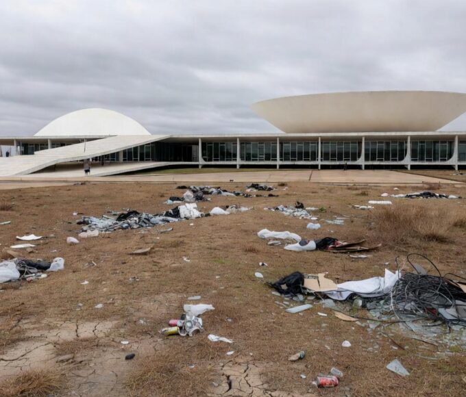 Área ambiental degradada no DF com edifício da CLDF ao fundo, destacando ineficácia em fiscalização.