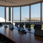 Sala de conferências em Brasília com vista para o Congresso, representando seminário sobre desafios do ECA Digital.