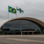 Edifício da CLDF em Brasília sob céu nublado, representando dúvidas sobre transparência em evento de governança no DF.