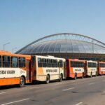 Ônibus de transporte gratuito do Governo do DF para a final do Candangão, perto do Estádio Nacional de Brasília.