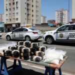 Viaturas da Polícia Civil do DF em operação contra fornecedor de drogas premium em Taguatinga.