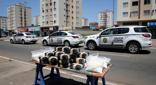 Viaturas da Polícia Civil do DF em operação contra fornecedor de drogas premium em Taguatinga.