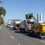 Equipamentos de zeladoria urbana em rua de Brasília, promovendo manutenção no Distrito Federal.