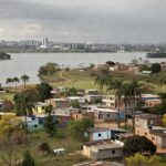 Paisagem da Serrinha do Paranoá em Brasília, com áreas urbanas e naturais, ilustrando debate sobre repasse de imóveis públicos ao BRB e riscos ambientais.