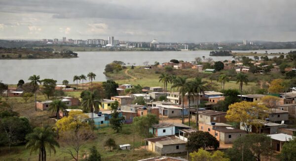 Paisagem da Serrinha do Paranoá em Brasília, com áreas urbanas e naturais, ilustrando debate sobre repasse de imóveis públicos ao BRB e riscos ambientais.