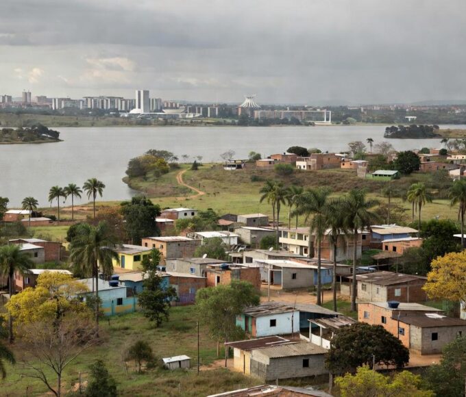 Paisagem da Serrinha do Paranoá em Brasília, com áreas urbanas e naturais, ilustrando debate sobre repasse de imóveis públicos ao BRB e riscos ambientais.