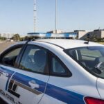 Viatura da Polícia Civil no Distrito Federal com armas apreendidas, representando prisão por violência doméstica e posse irregular de armas.