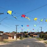Postes de energia com pipas emaranhadas na rede elétrica no Paranoá, Brasília, durante suspensão de fornecimento.